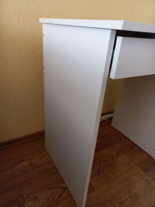 Письмовий стіл білий