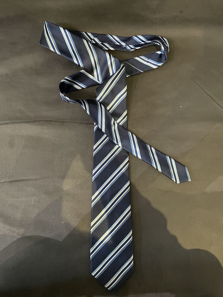 Męski krawat w dobrym stanie