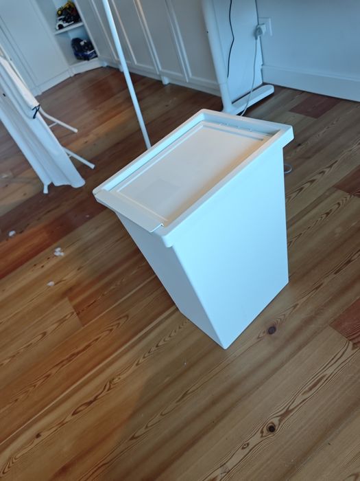 Caxote de lixo semi novo ikea