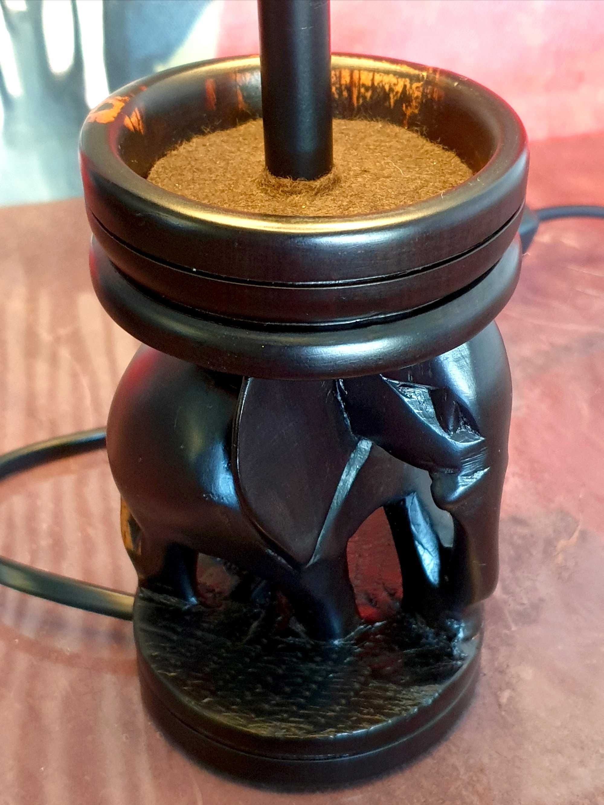 Candeeiro de mesa feito à mão em madeira exótica Mpingo da Tanzânia