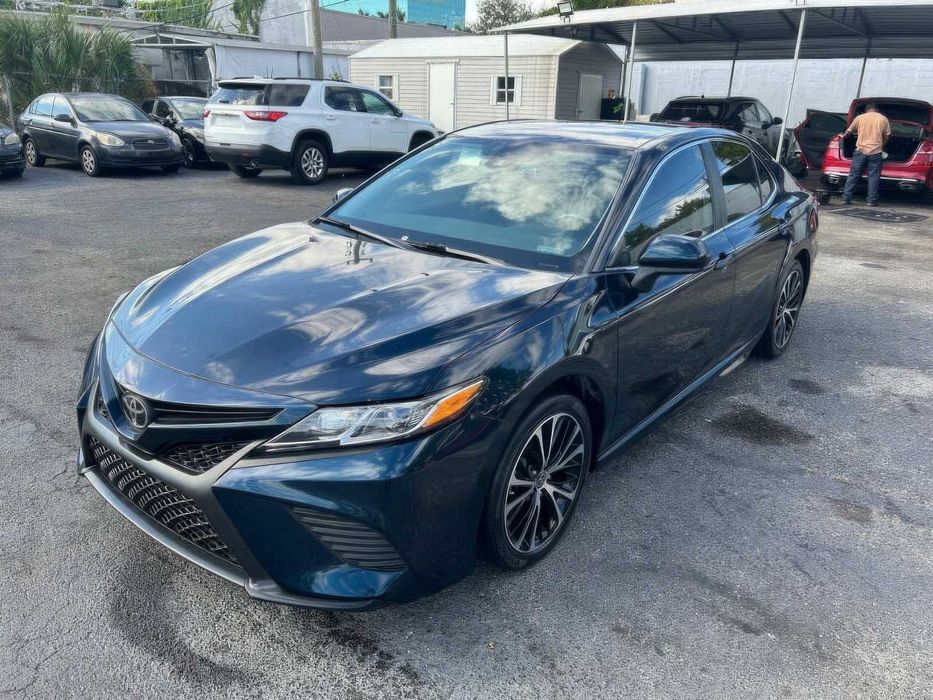 Toyota Camry SE Nightshade      2020