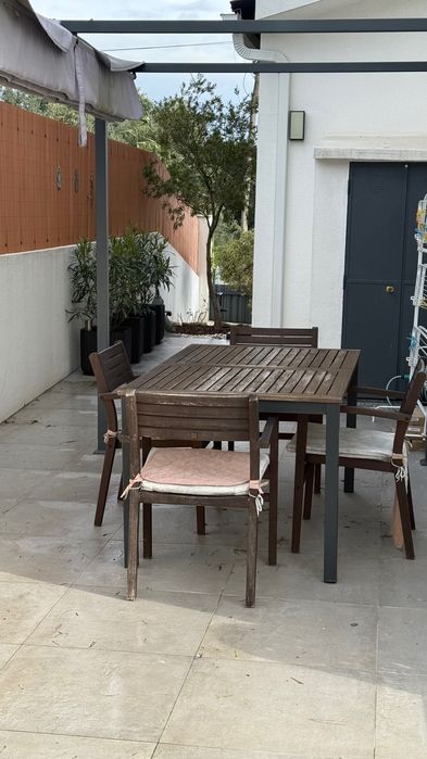 Mesa de jardim com 4 cadeiras em óptimo estado.Madeira certificada .