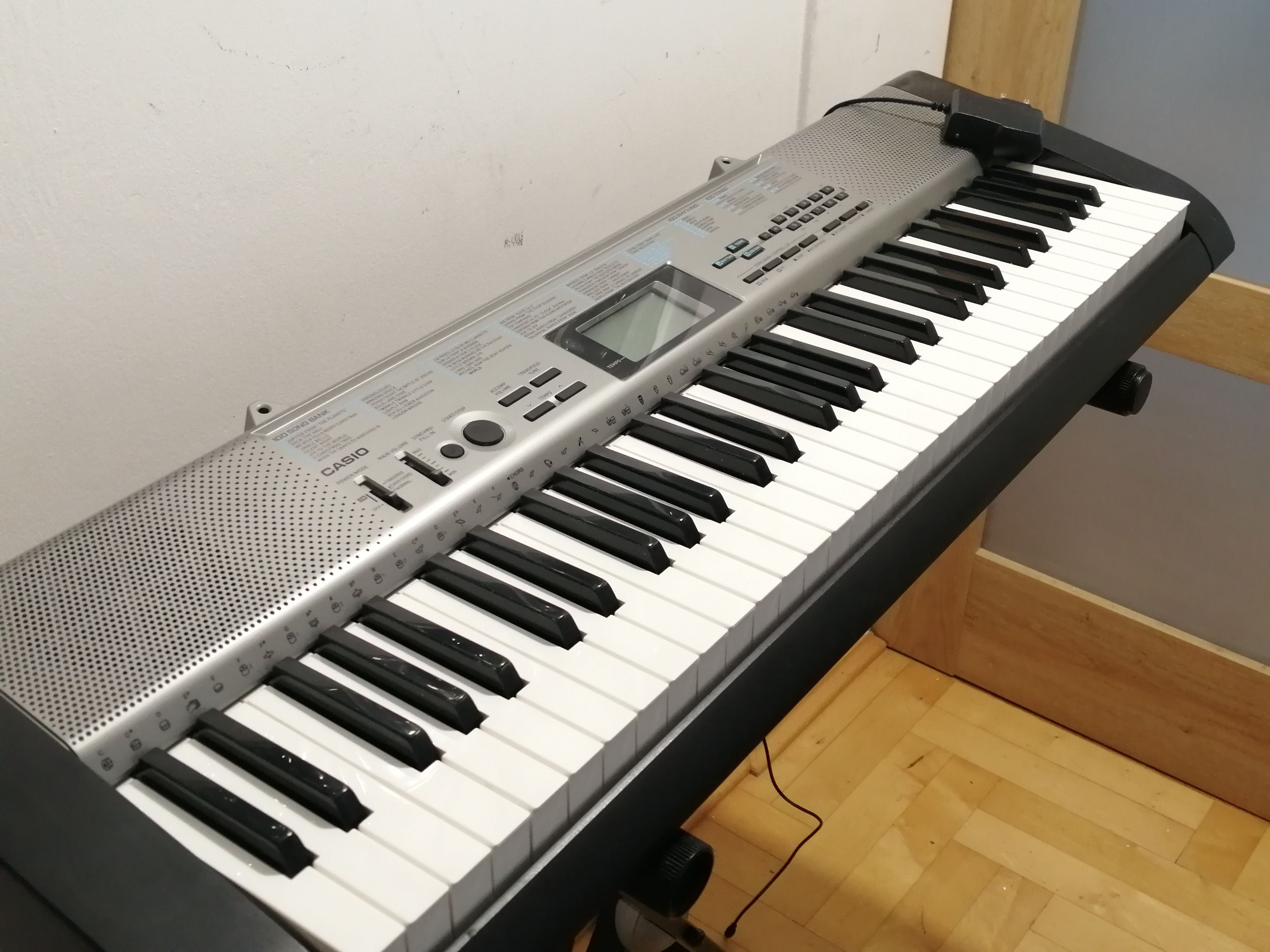 Keyboard Casio z pełnowymiarową klawiaturą i statywem