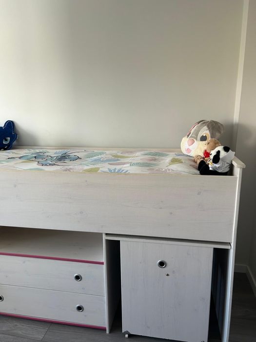 Cama de solteiro elevada com secretaria