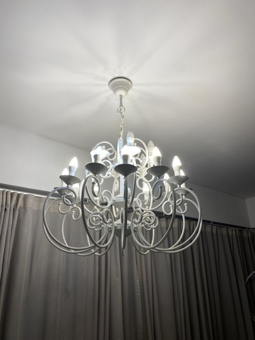 Candeeiro branco a funcionar