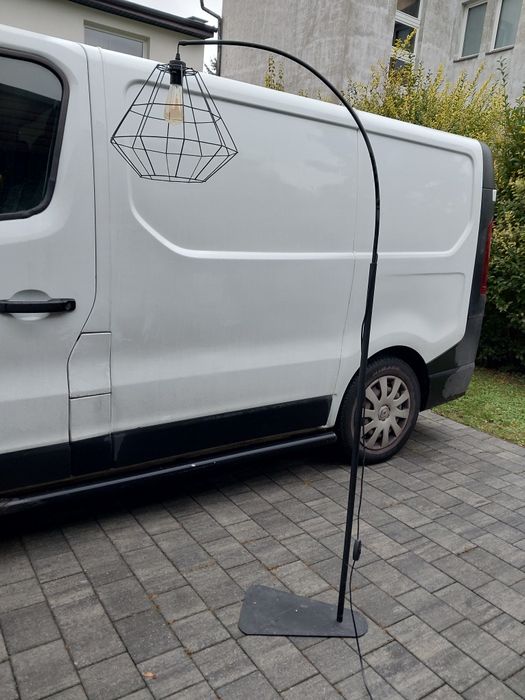 Czarna lampa wolnostojąca