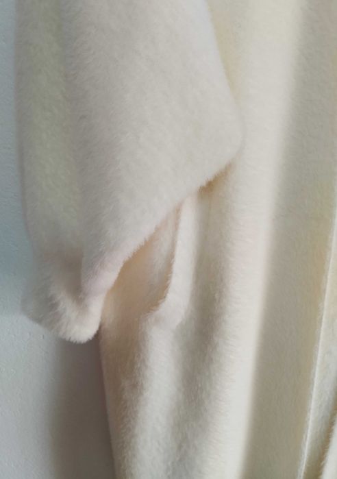 Casaco comprido branco-pérola