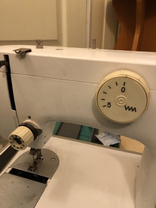 Продається швейна машинка у чемодані