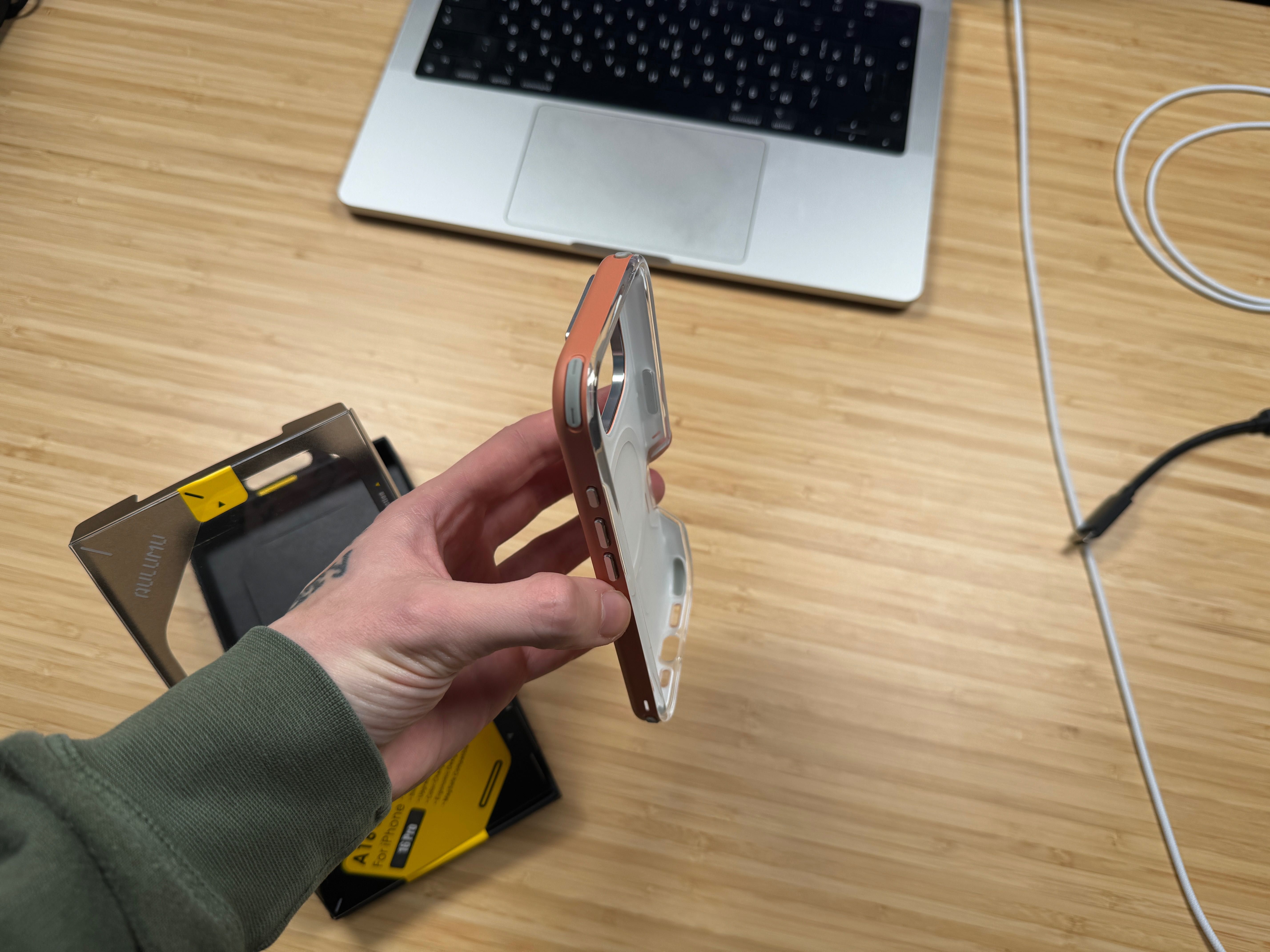 Aulumu A16 Slim Shockproof Case dla iPhone 16 Pro (brązowy)