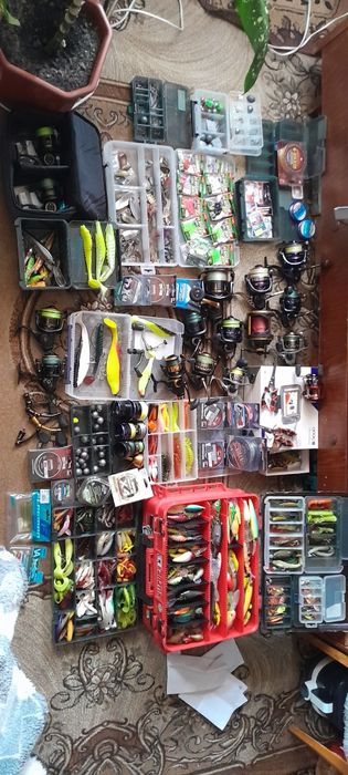 Рыболовные снасти катушки воблеры вертушки силикон