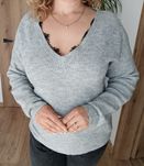 Sweter w serek, z koronką