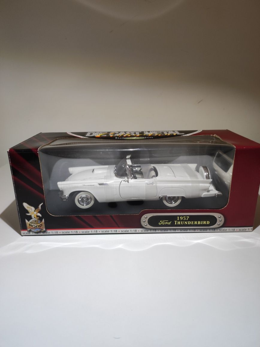 Ford Thunderbird 1957 1:18 Road Signature