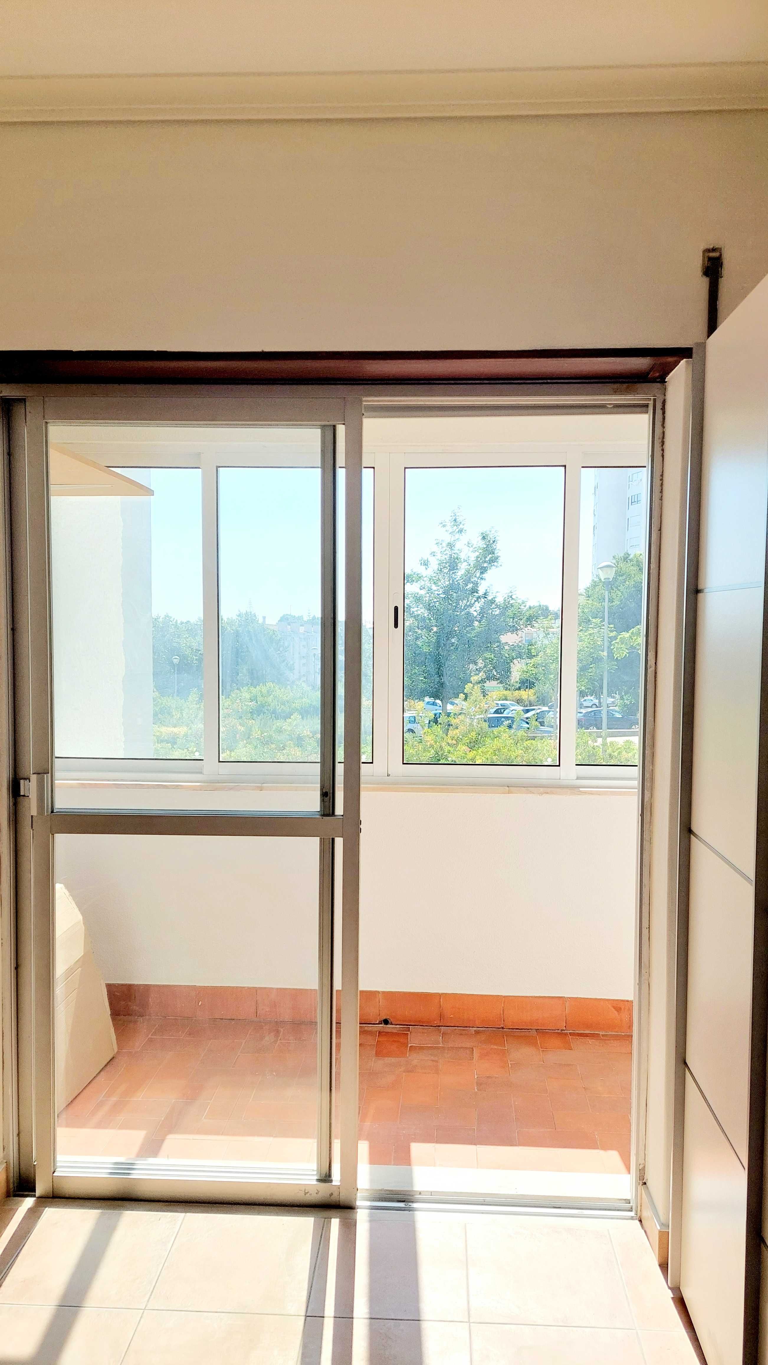 Luminoso T1 na Parede com vista para jardim - Arrendamento