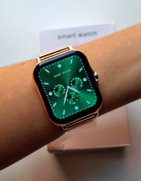 Smartwatch na beżowym paseczku