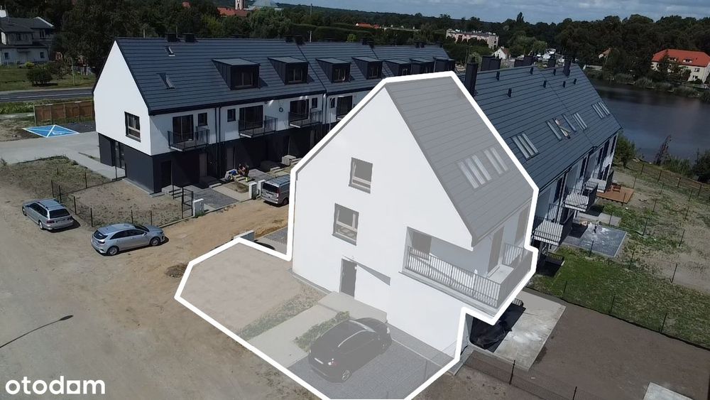 Dom nad stawem z ogródkiem i miejscem postojowym