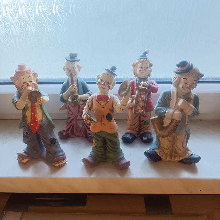 Figurki klaunów.Orkiestra.
