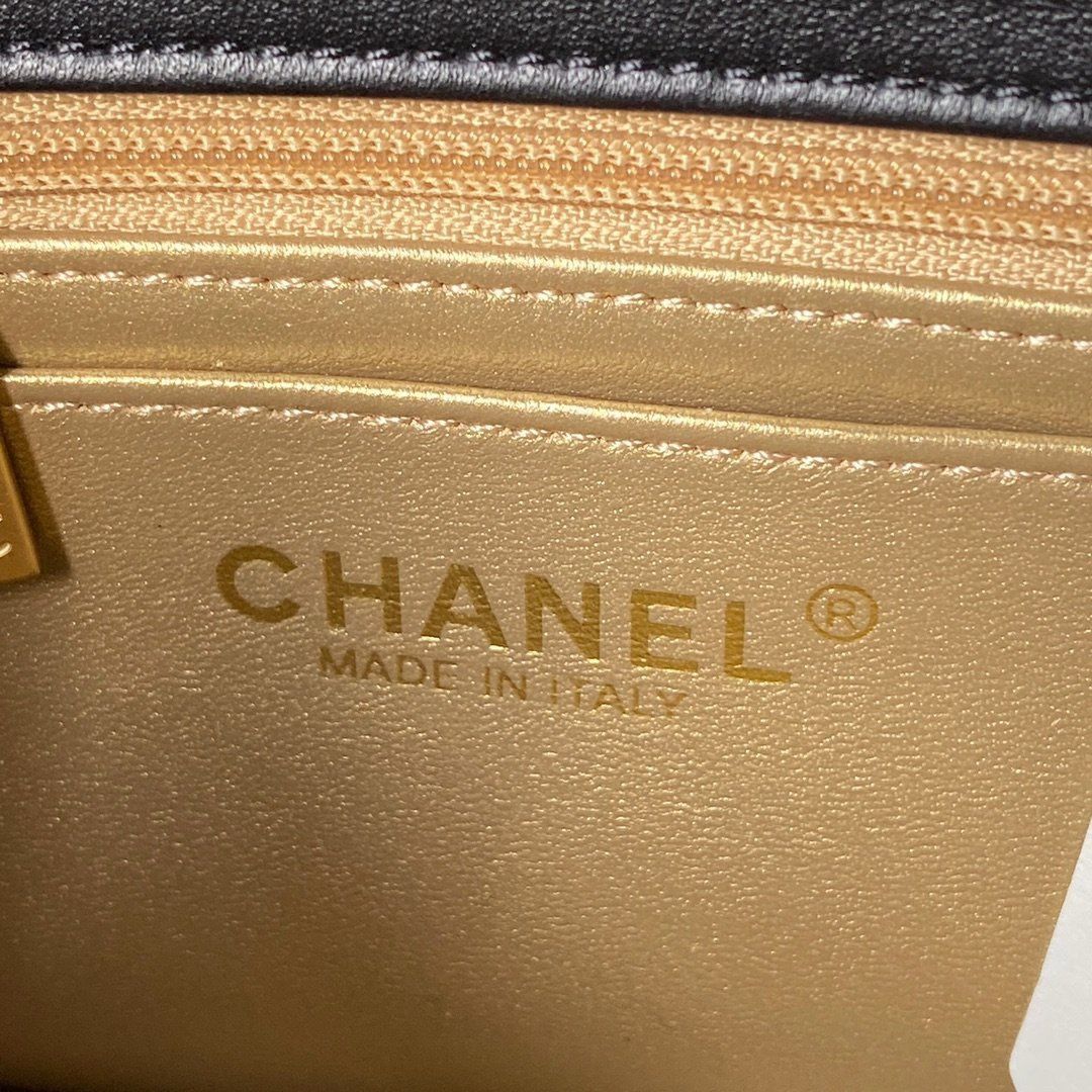 Chanel / Сумка mini 20 см, натуральная кожа
Артикул: 371335