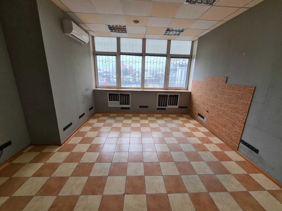 Срібнокільска 1, 54м.кв., 1 поверх фасад оренда. Власник