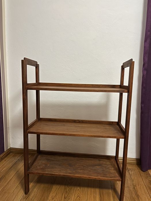 Estante com prateleiras