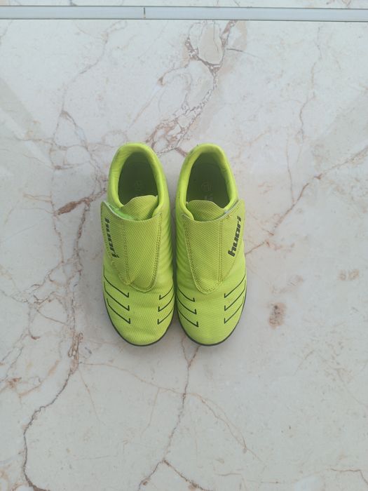 Halówki, buty do gry w piłkę.