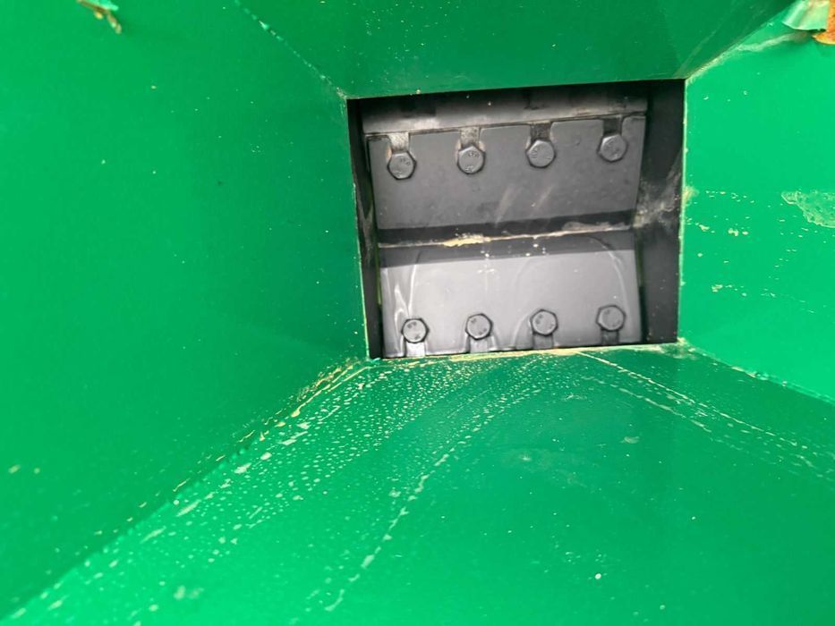 Rębak Do Gałęzi 8/11 cm Drewna Sam Ciągnie Rozdrabniacz Do Traktora