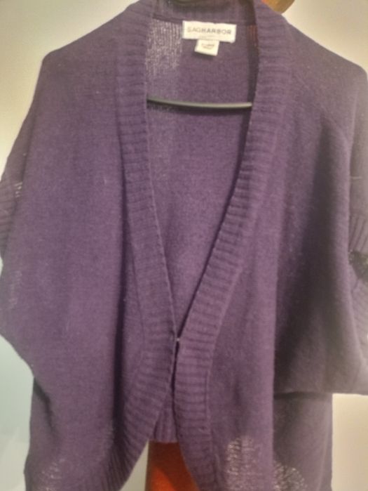 Krótka narzutka sweterek