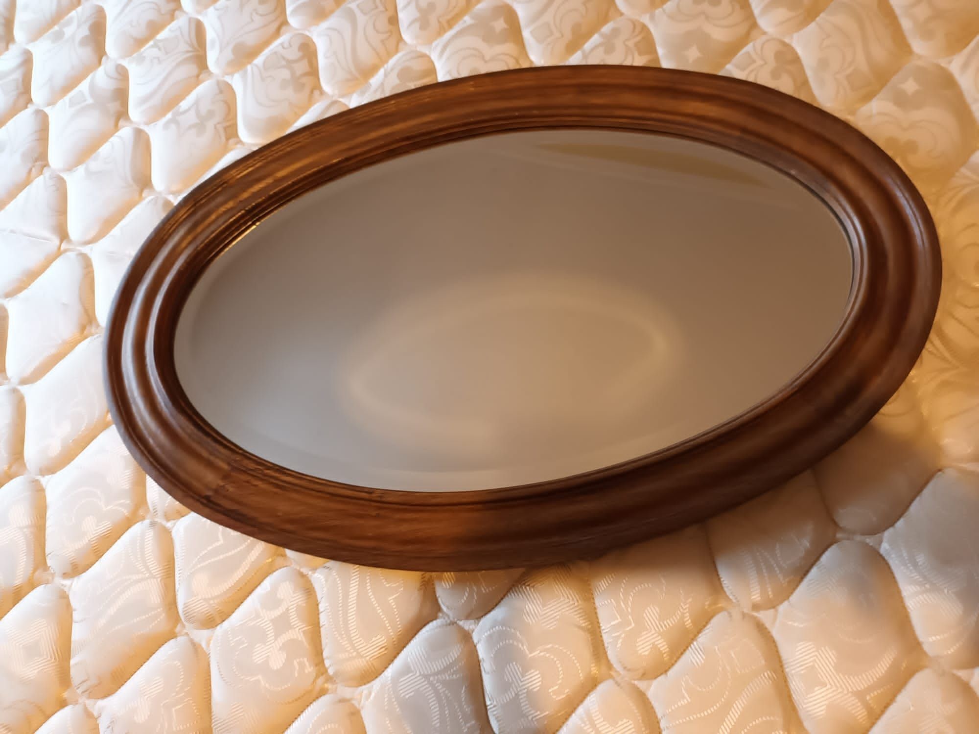 Espelho oval em madeira