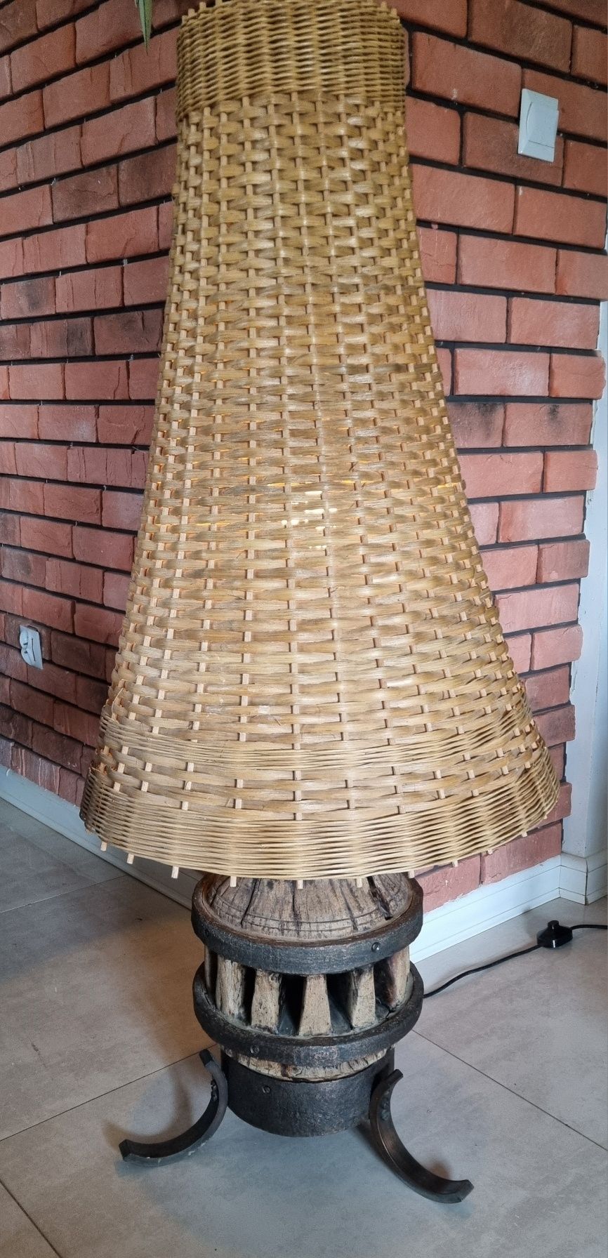 Stara lampa stojaca.