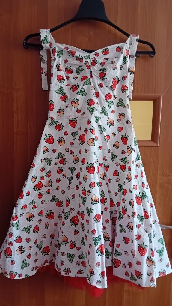 Sukienka z zamkiem w truskawki