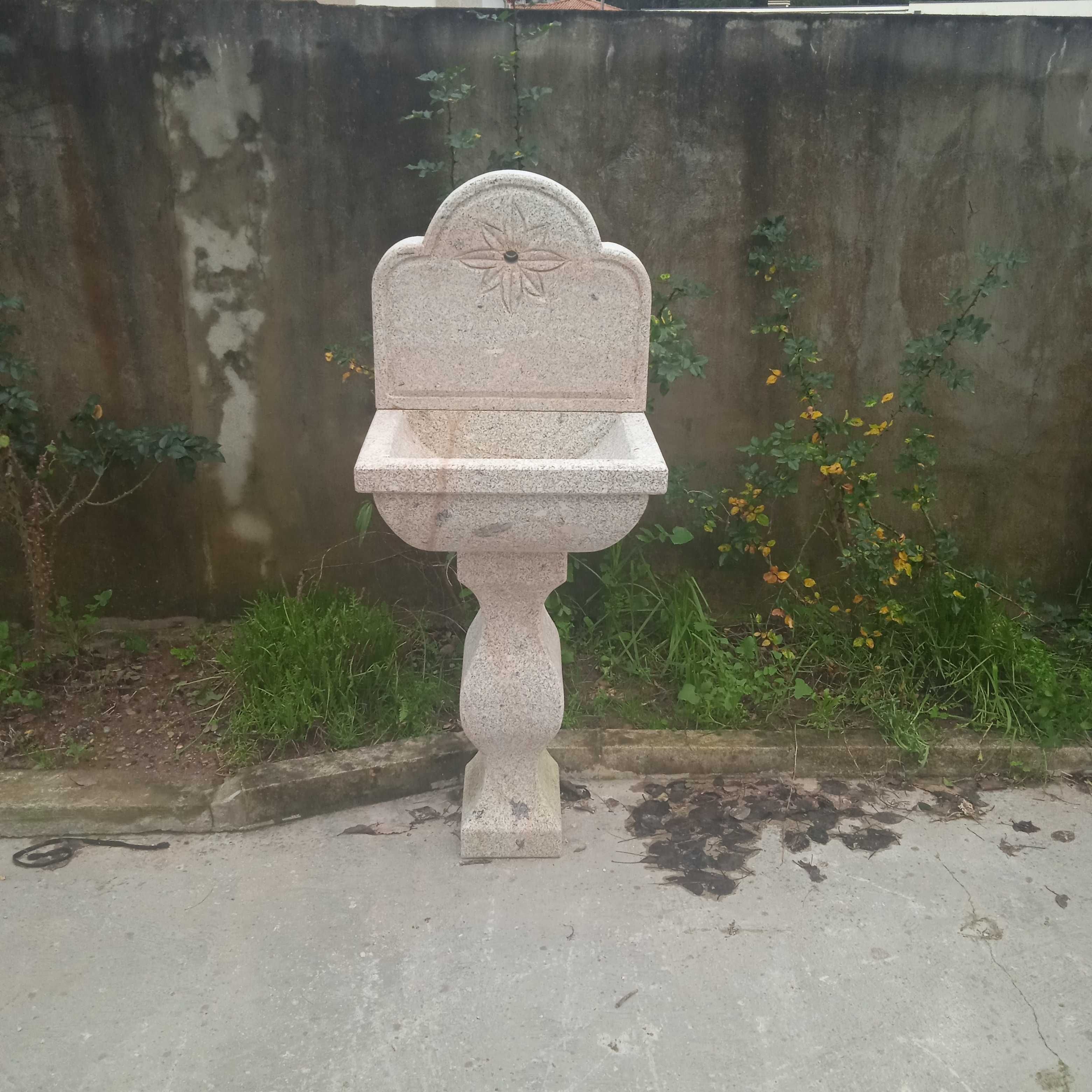 Fontanário em granito amaciado