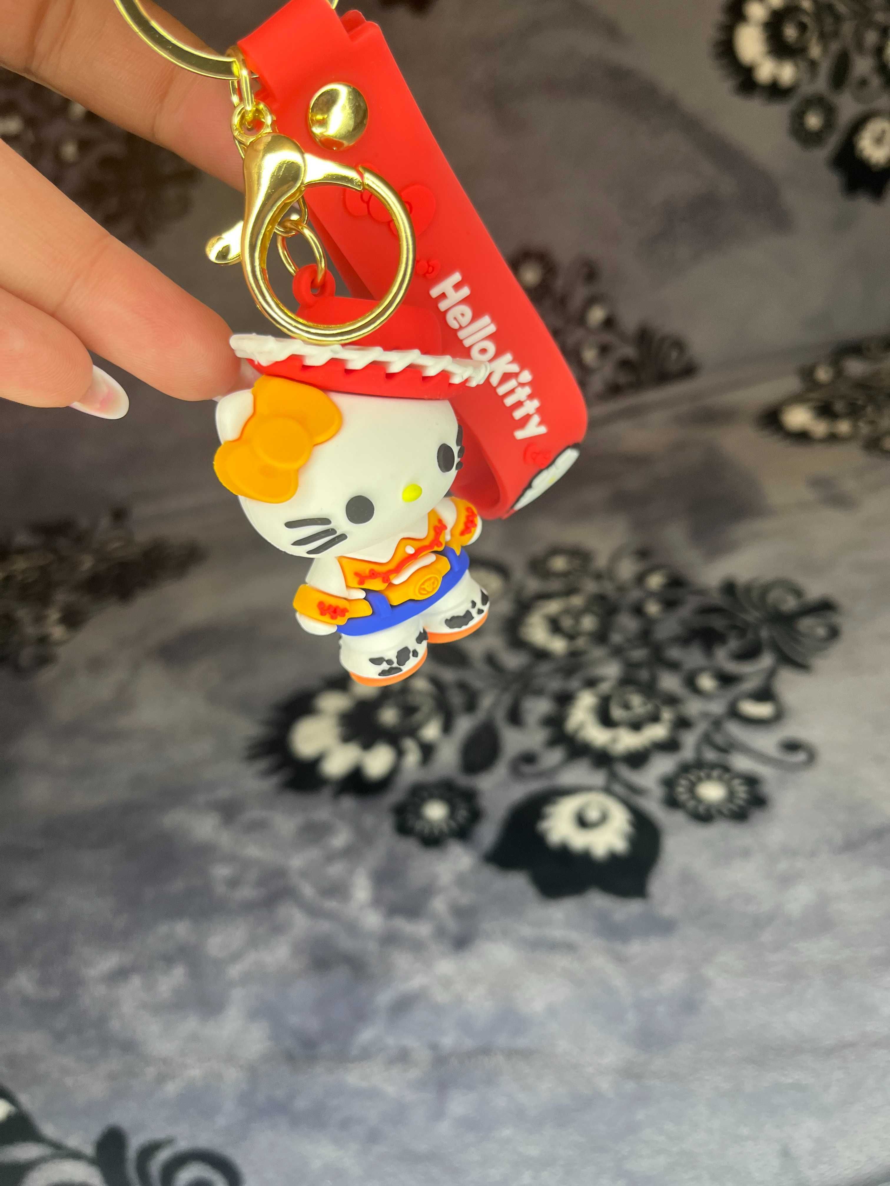 Breloczek Hello Kitty w stylu country