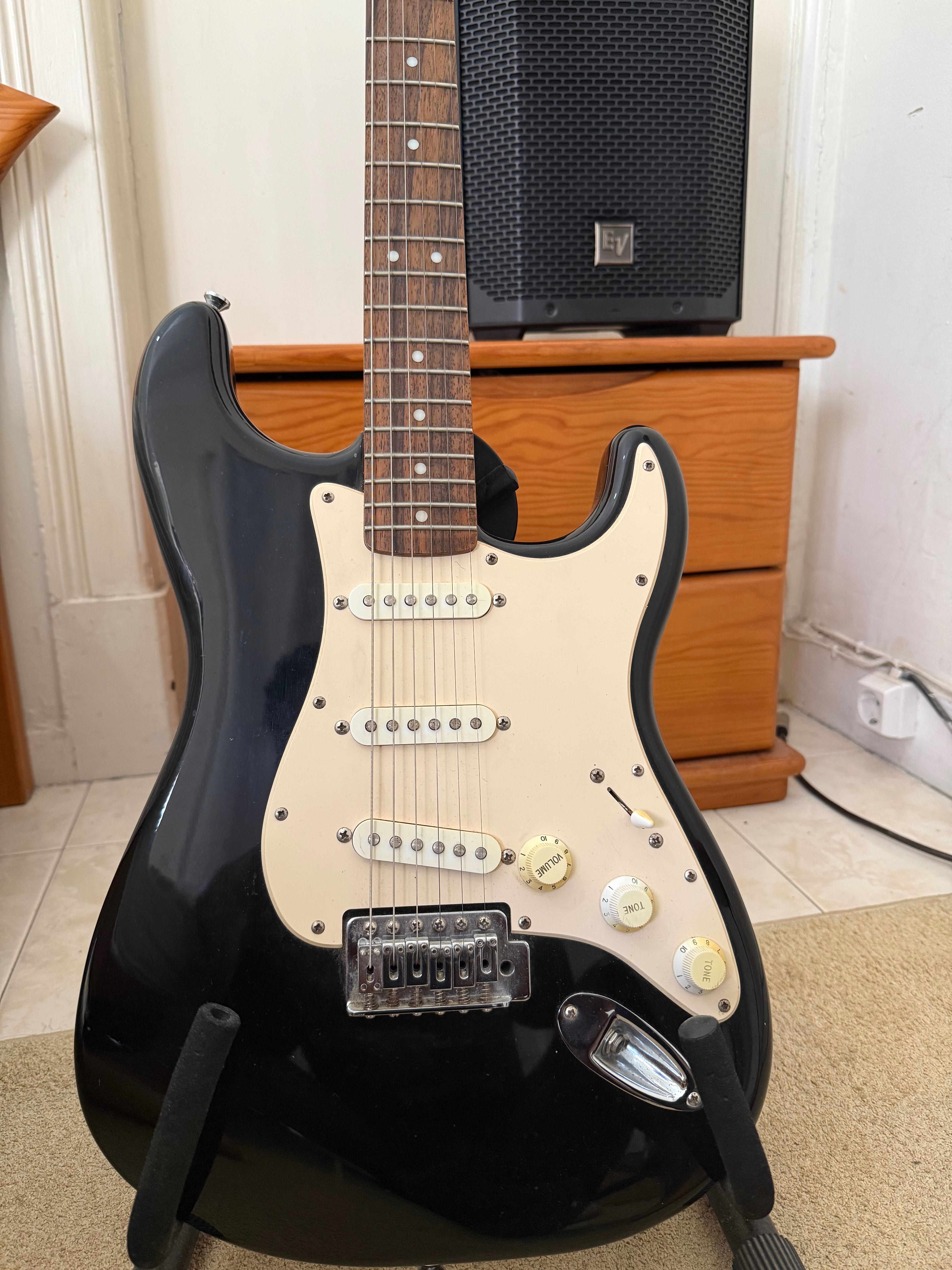 Caixa Bluetooth everse 8 e guitarra fender