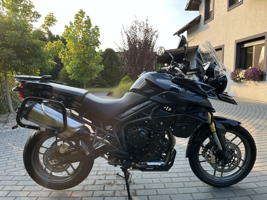 Triumph Tiger 800 z 2012 roku wyglada  jak nowy