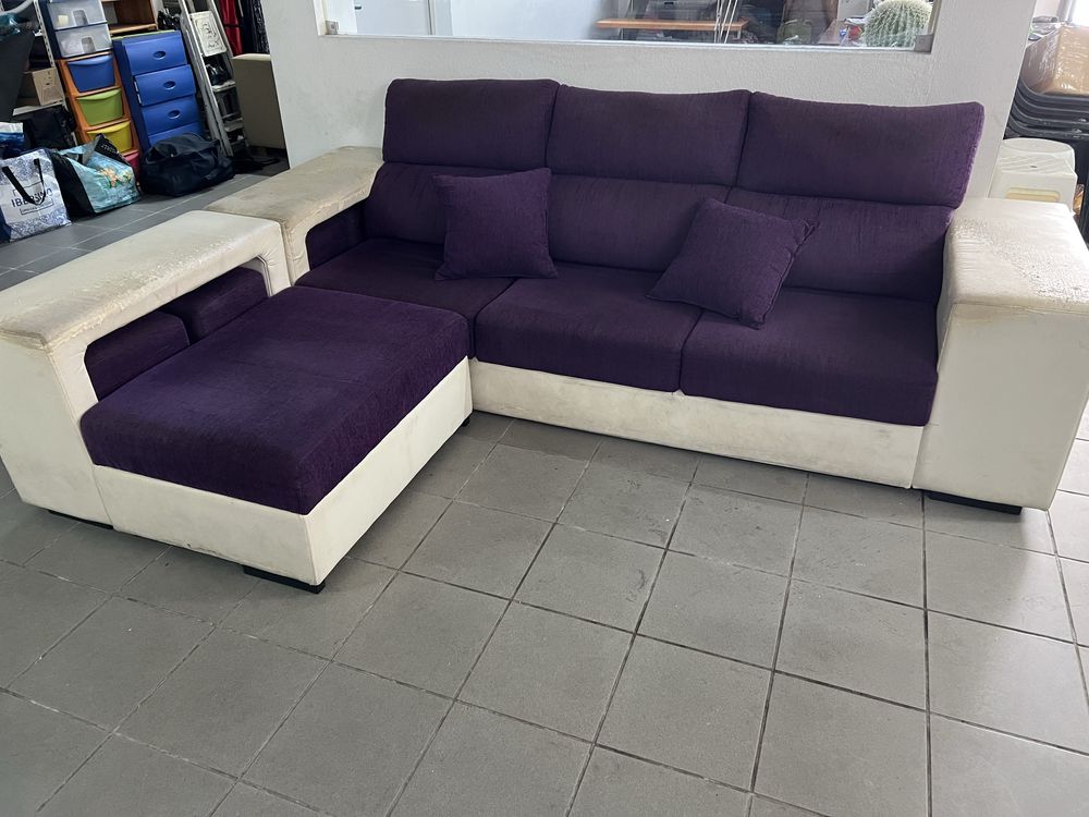 Sofá com chaise long e bancos