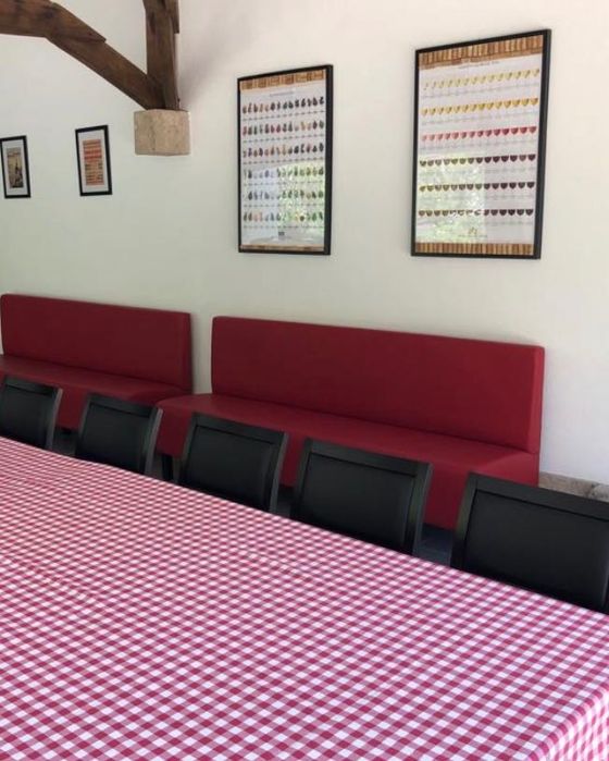 Sofás como novos p/ bares, cafés ou restaurantes