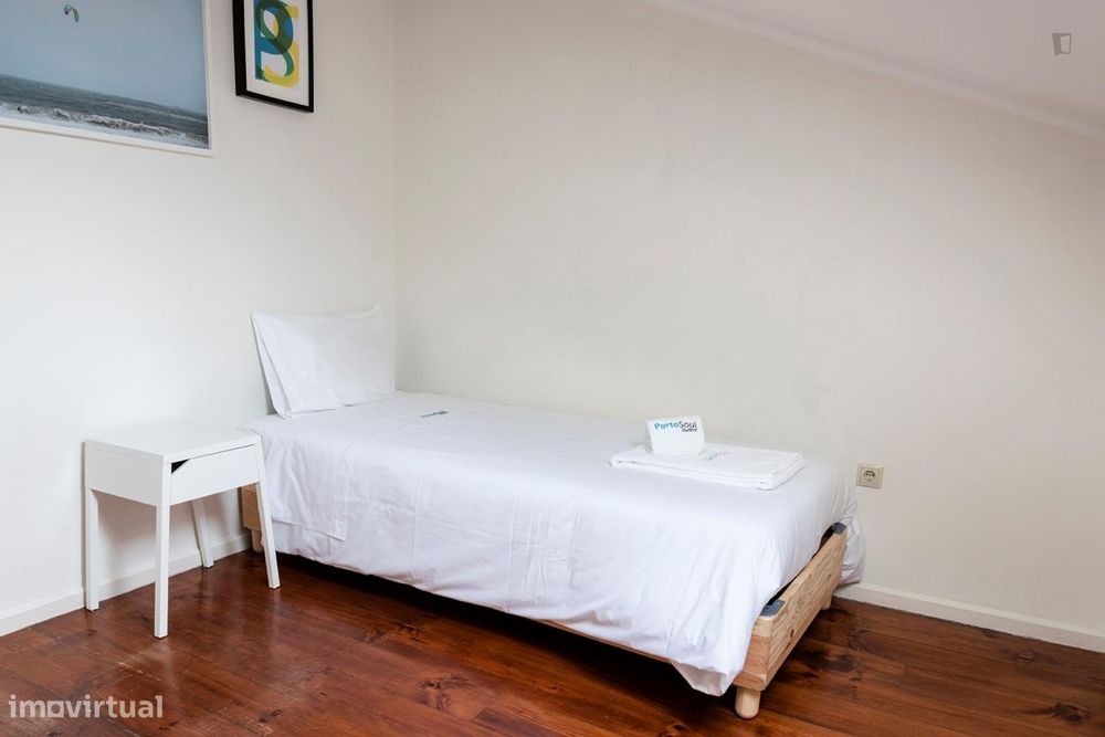 188310 - Quarto com cama de solteiro em...