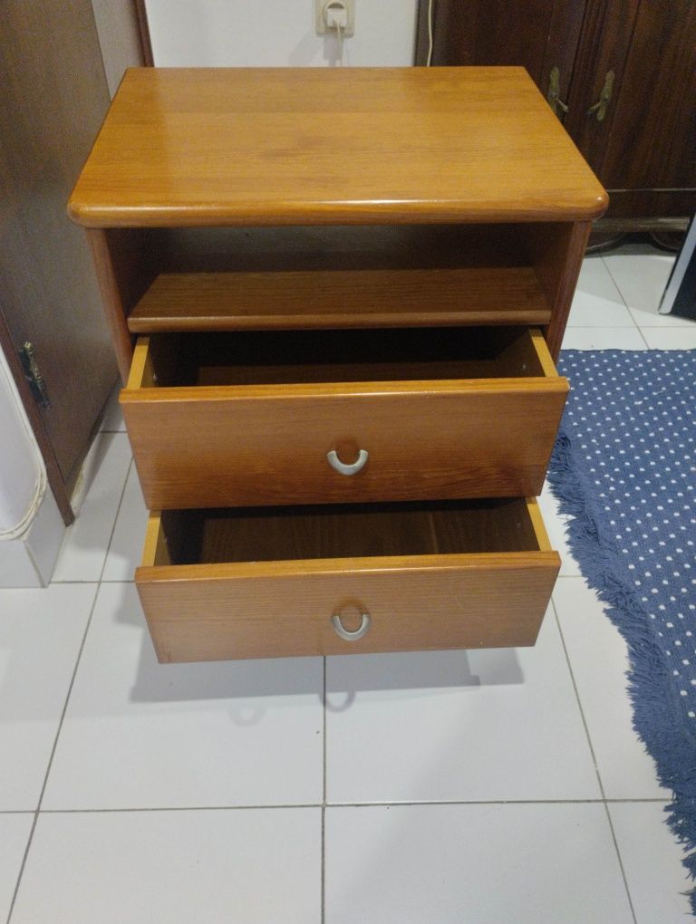 Uma mesa de cabeceira