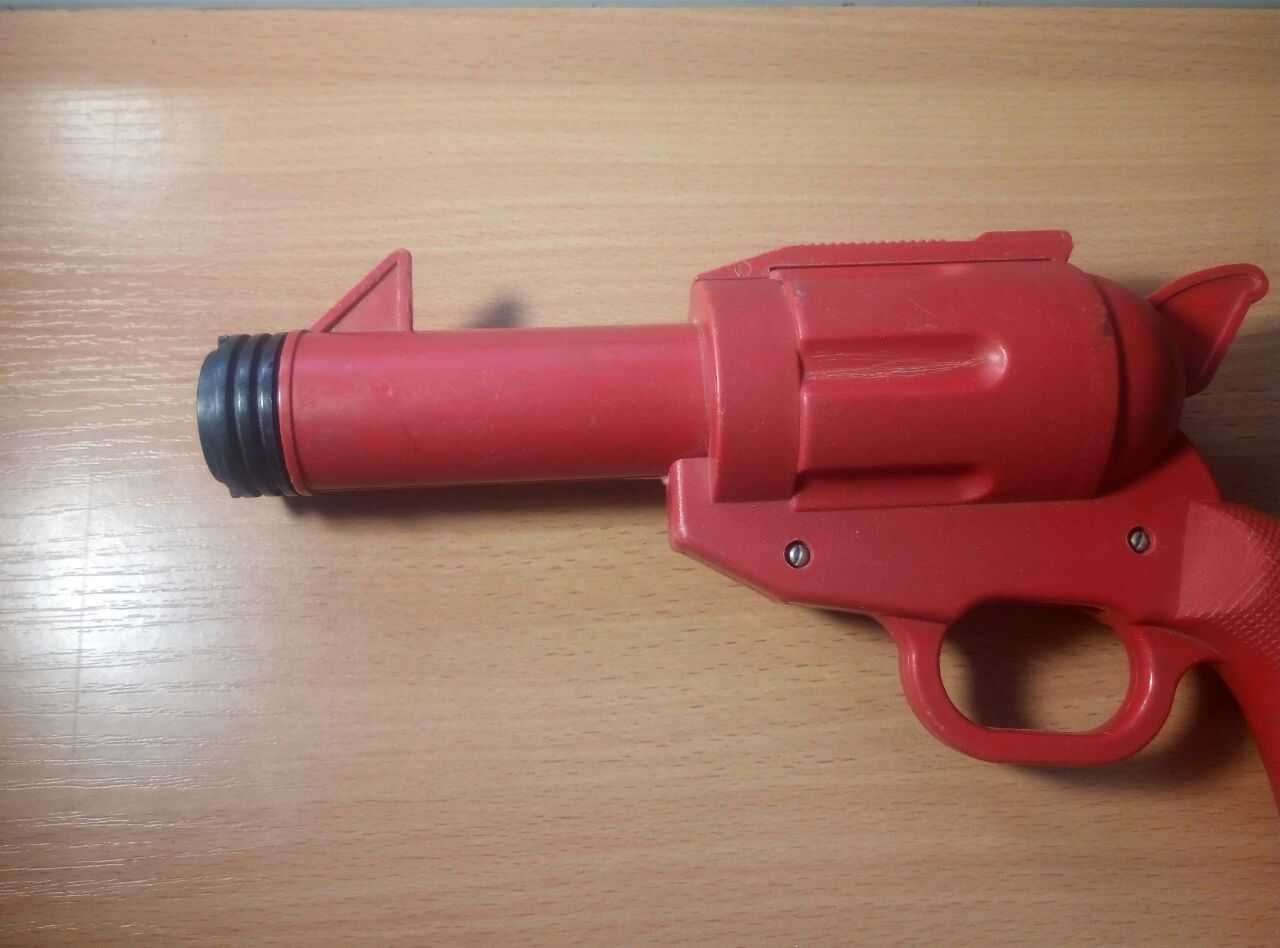Игрушечный пластиковый  пистолет времен СССР