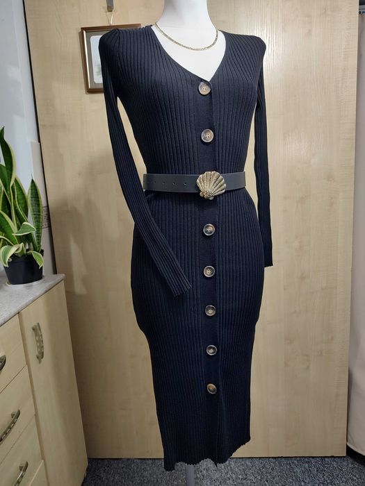 Czarna obcisła dzianinowa zapinana sukienka z długim rękawem prążek