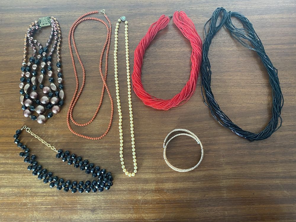 Conjunto de colares e uma gargantilha dos anos 50