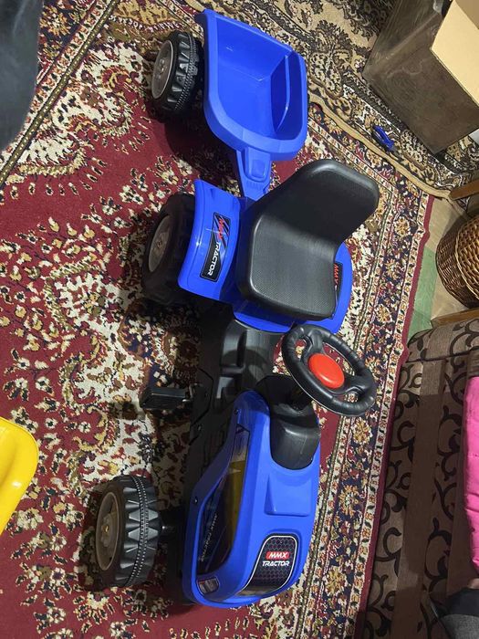 Трактор з причепом педальний