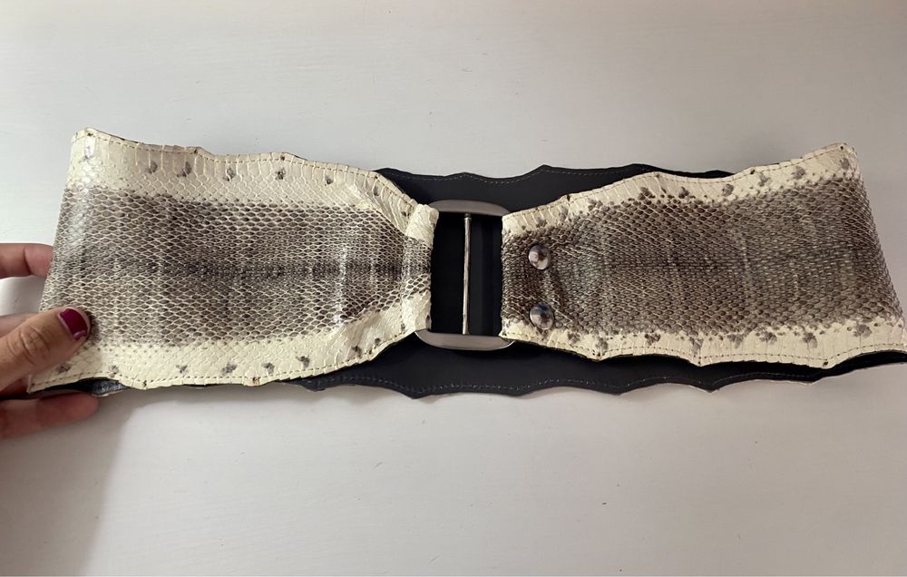 Cinto em pele de cobra. Novo