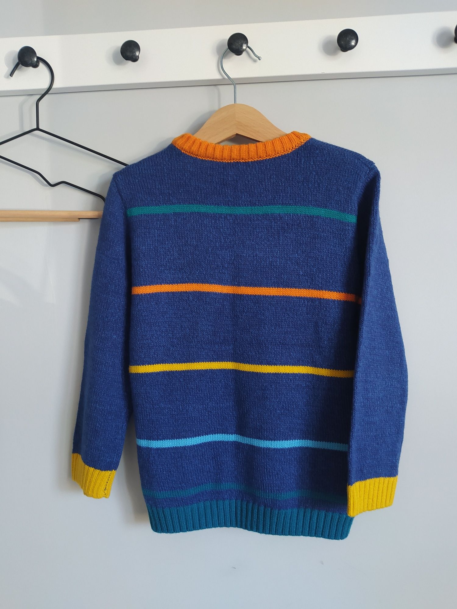 Chłopięcy niebieski sweter z samochodami, żywe kolory George 110-116cm