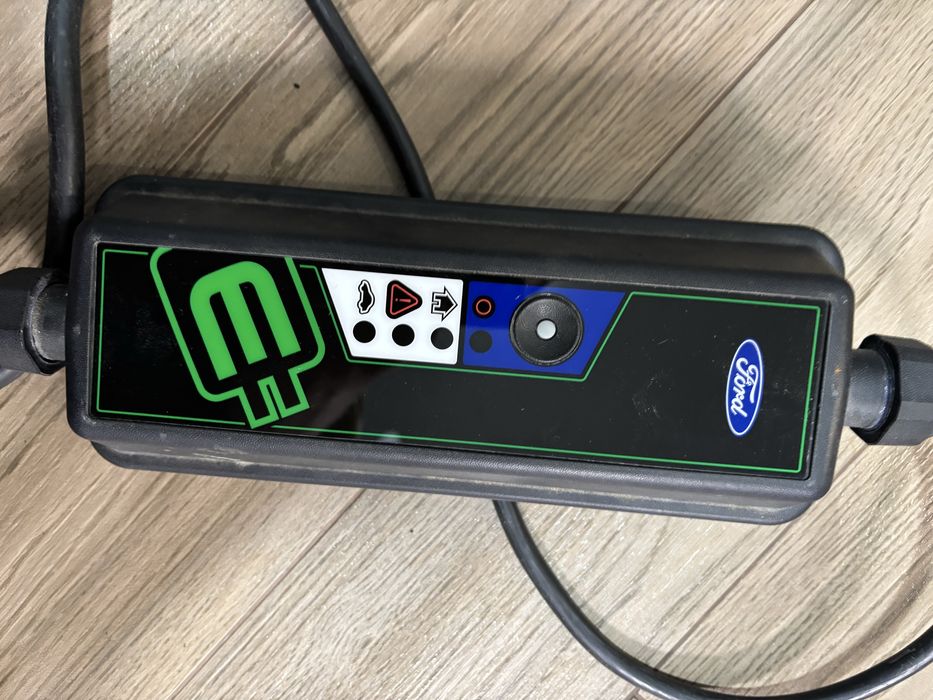 Оригінальна зарядка до авто ford під ремонт