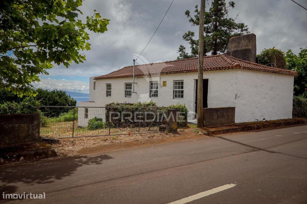 Moradia de Dois Pisos com Terreno – Freguesia de Rosais