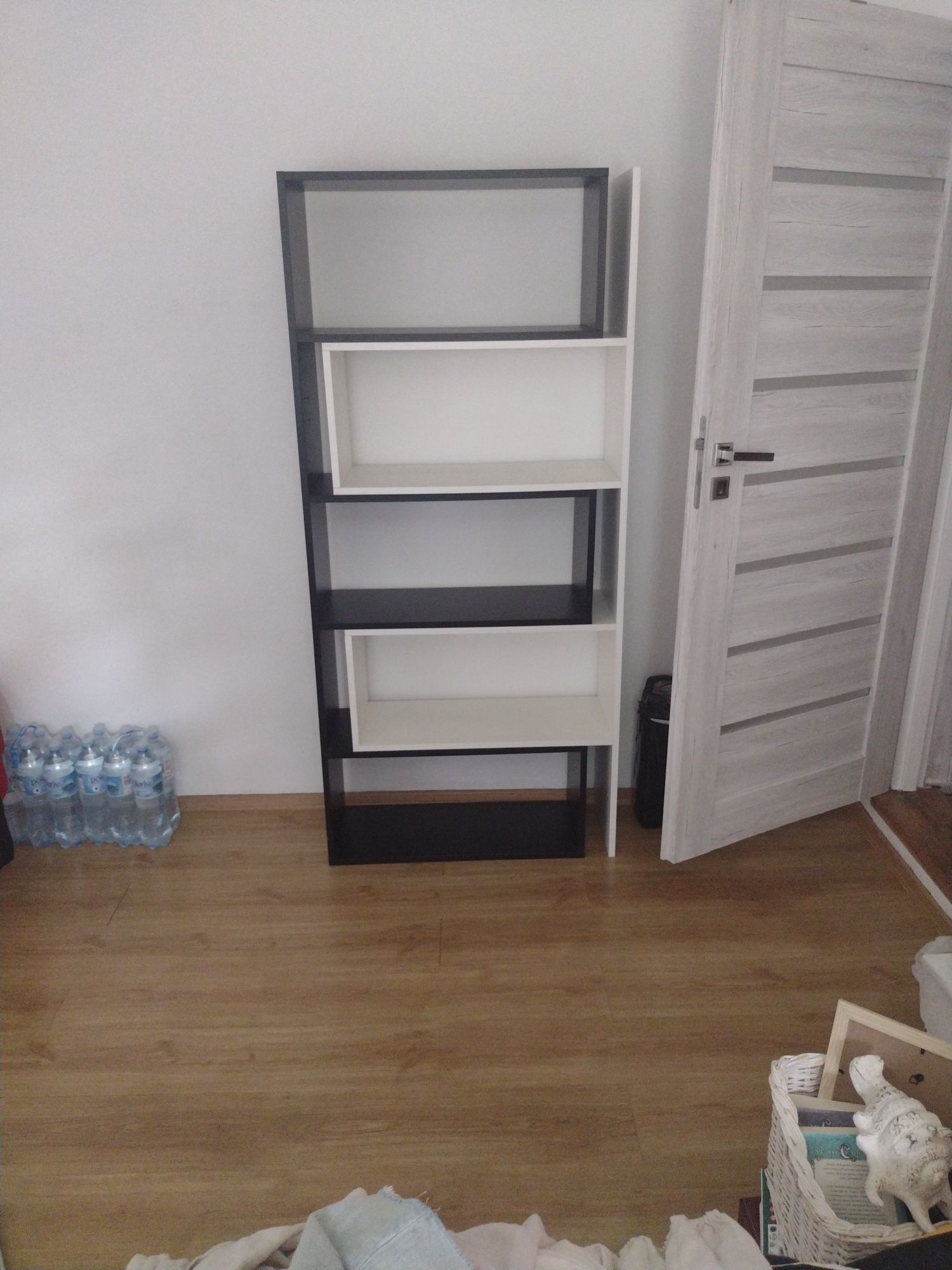 Regał na książki i bibeloty