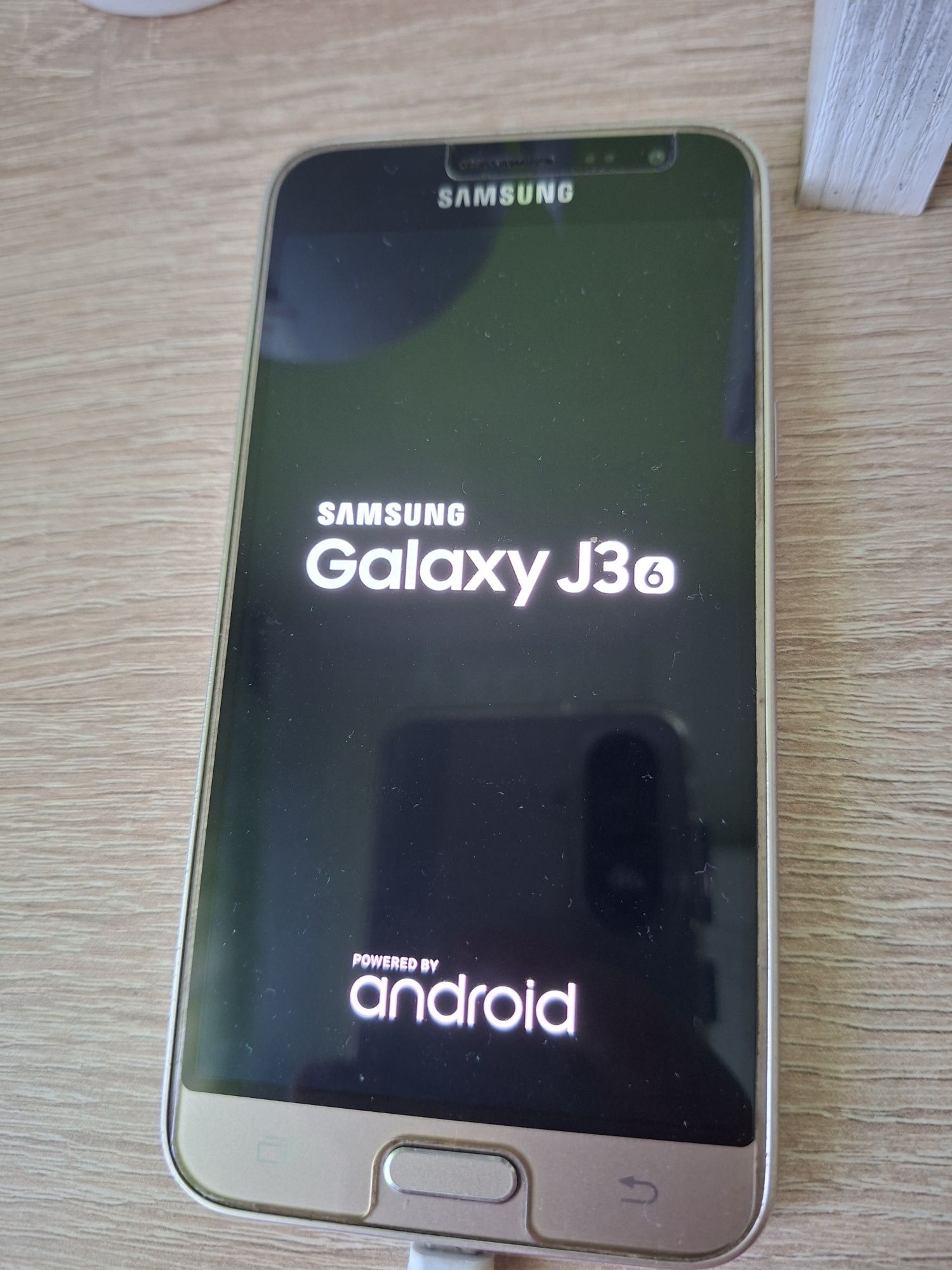Телефое Sumsung  J3