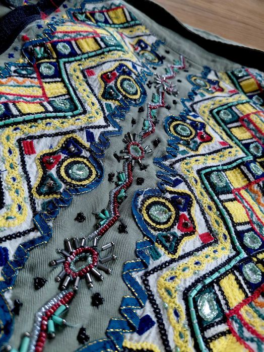 Lekka kurteczka z cekinami i zdobieniami