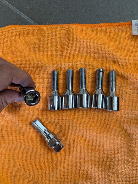 Pernos cilíndricos de aperto interno NOVOS, com chave adaptadora