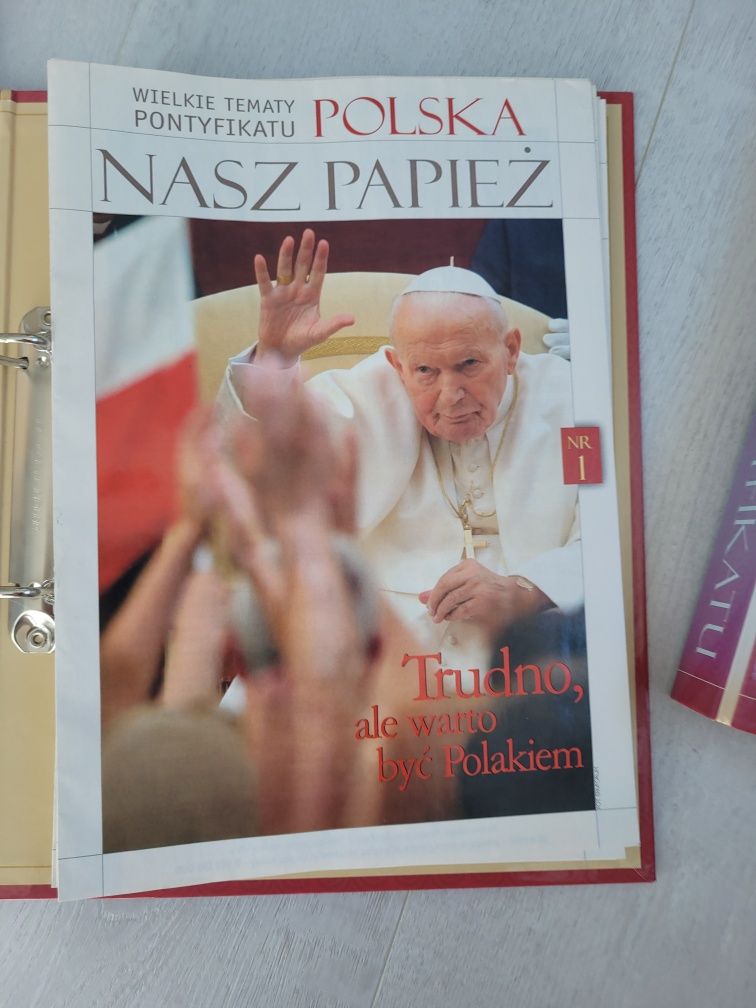 Jan Paweł II zeszyty w segregatorach, Nasz Święty Papież 3 segregatory
